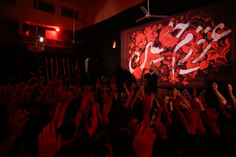 تصاویر| مراسم عزاداری شب چهارم محرم پیروان حضرت علی اکبر(ع) در مسجد الرسول(ص) شیراز