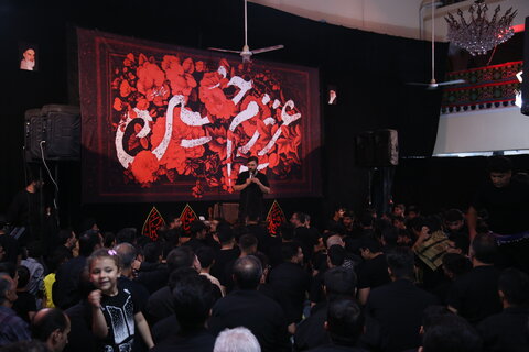 تصاویر| مراسم عزاداری شب چهارم محرم پیروان حضرت علی اکبر(ع) در مسجد الرسول(ص) شیراز