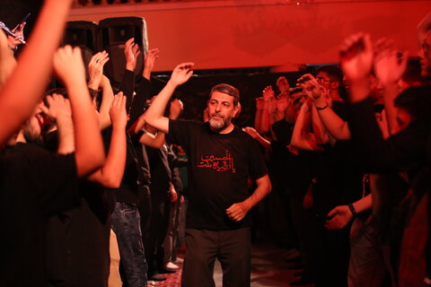 تصاویر| مراسم عزاداری شب چهارم محرم پیروان حضرت علی اکبر(ع) در مسجد الرسول(ص) شیراز