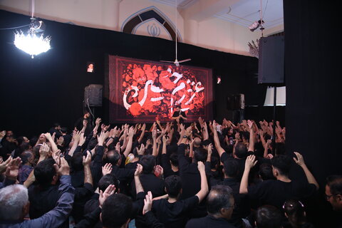 تصاویر| مراسم عزاداری شب چهارم محرم پیروان حضرت علی اکبر(ع) در مسجد الرسول(ص) شیراز