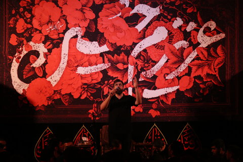 تصاویر| مراسم عزاداری شب چهارم محرم پیروان حضرت علی اکبر(ع) در مسجد الرسول(ص) شیراز