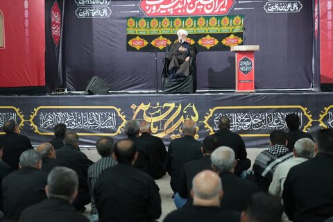 تصاویری از مراسم شب چهارم عزاداری حضرت اباعبدالله الحسین(ع)و یاران باوفای ایشان در حسینیه ثارالله خرم آباد با مداحی حاج صادق آهنگران