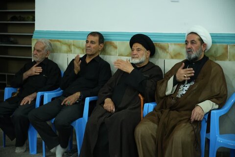 تصاویری از مراسم شب چهارم عزاداری حضرت اباعبدالله الحسین(ع)و یاران باوفای ایشان در حسینیه ثارالله خرم آباد با مداحی حاج صادق آهنگران