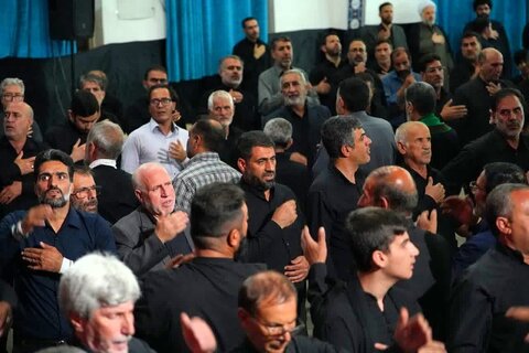 تصاویری از مراسم شب چهارم عزاداری حضرت اباعبدالله الحسین(ع)و یاران باوفای ایشان در حسینیه ثارالله خرم آباد با مداحی حاج صادق آهنگران