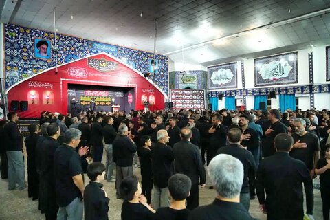 تصاویری از مراسم شب چهارم عزاداری حضرت اباعبدالله الحسین(ع)و یاران باوفای ایشان در حسینیه ثارالله خرم آباد با مداحی حاج صادق آهنگران