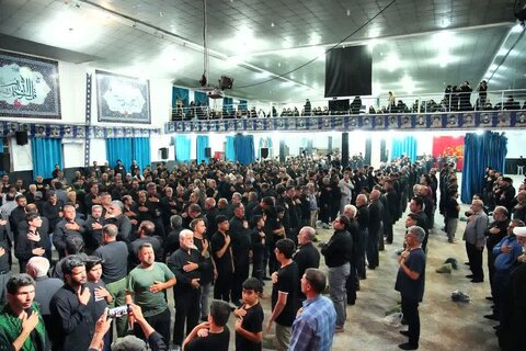 تصاویری از مراسم شب چهارم عزاداری حضرت اباعبدالله الحسین(ع)و یاران باوفای ایشان در حسینیه ثارالله خرم آباد با مداحی حاج صادق آهنگران