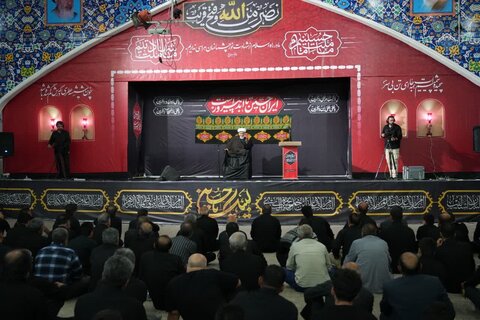 تصاویری از مراسم شب چهارم عزاداری حضرت اباعبدالله الحسین(ع)و یاران باوفای ایشان در حسینیه ثارالله خرم آباد با مداحی حاج صادق آهنگران