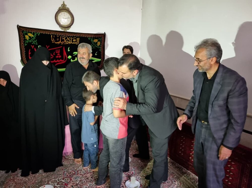 استاندار اصفهان به دیدار خانواده شهید مدافع وطن در کاشان رفت+عکس