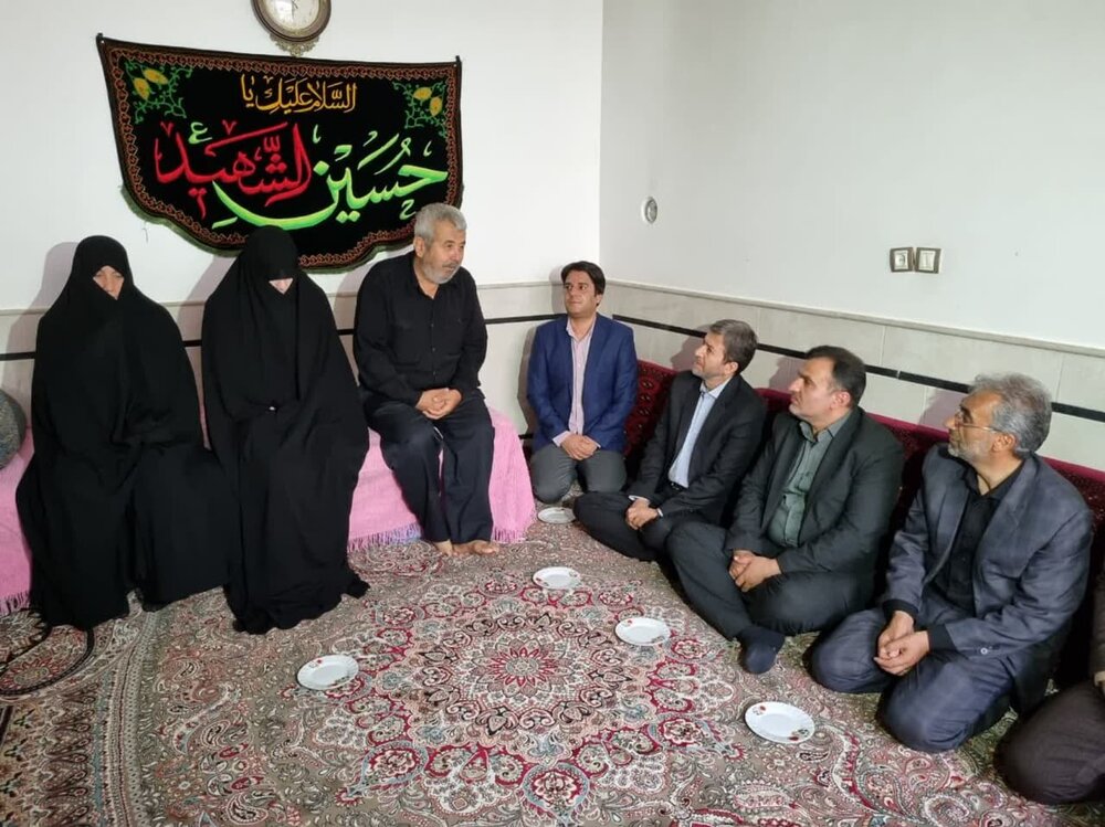 استاندار اصفهان به دیدار خانواده شهید مدافع وطن در کاشان رفت+عکس