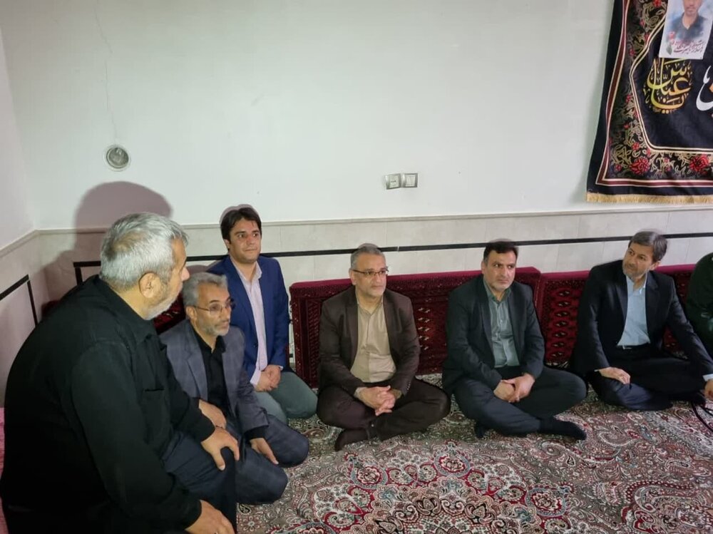 استاندار اصفهان به دیدار خانواده شهید مدافع وطن در کاشان رفت+عکس