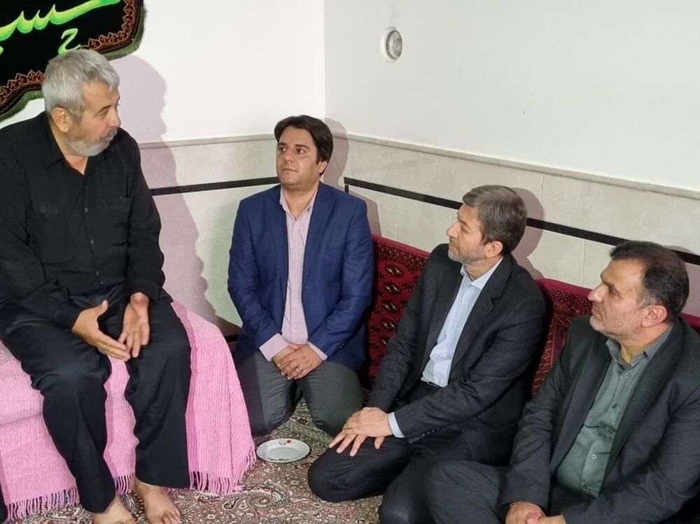 استاندار اصفهان به دیدار خانواده شهید مدافع وطن در کاشان رفت+عکس