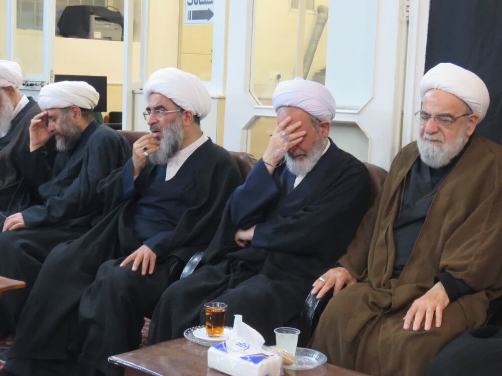 حضور آیت الله اعرافی در سومین روز مراسم عزاداری امام حسین (ع) در حسینه دفتر مرحوم آیت الله العظمی فاضل لنکرانی حضور آیت الله اعرافی در سومین روز مراسم عزاداری امام حسین (ع) در حسینه دفتر مرحوم آیت الله العظمی فاضل لنکرانی