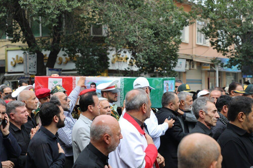 پیکر شهید سردار لطفی بر روی دستان مردم ارومیه تشییع شد