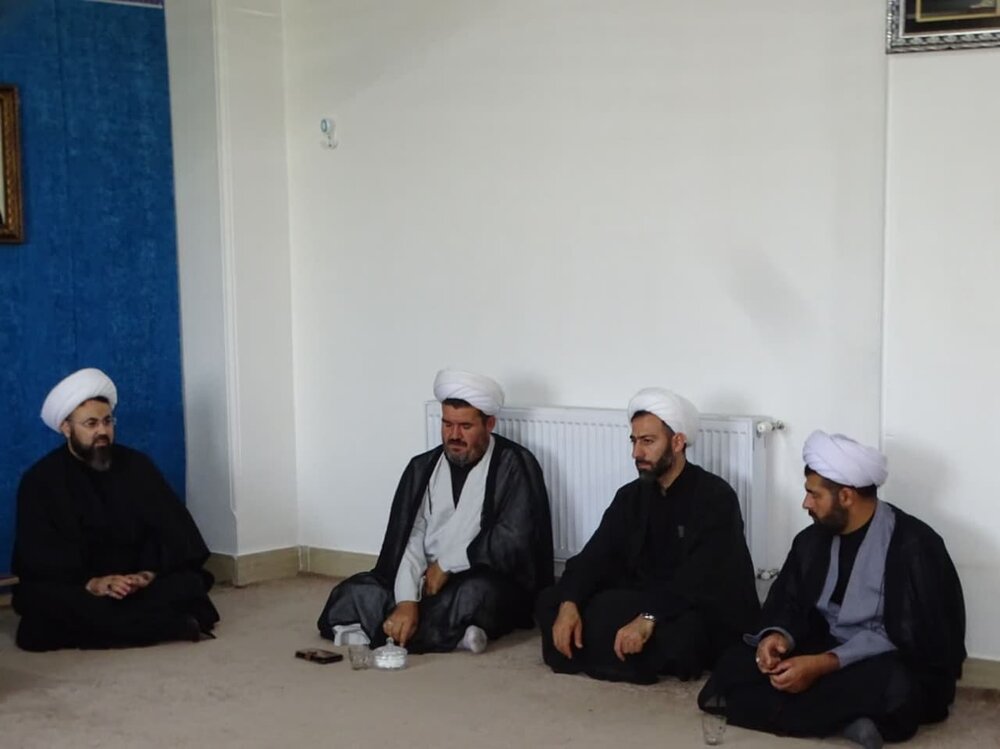 جلسه جمعی از مبلغین شهرستان چهاربرج با امام جمعه این شهر + عکس