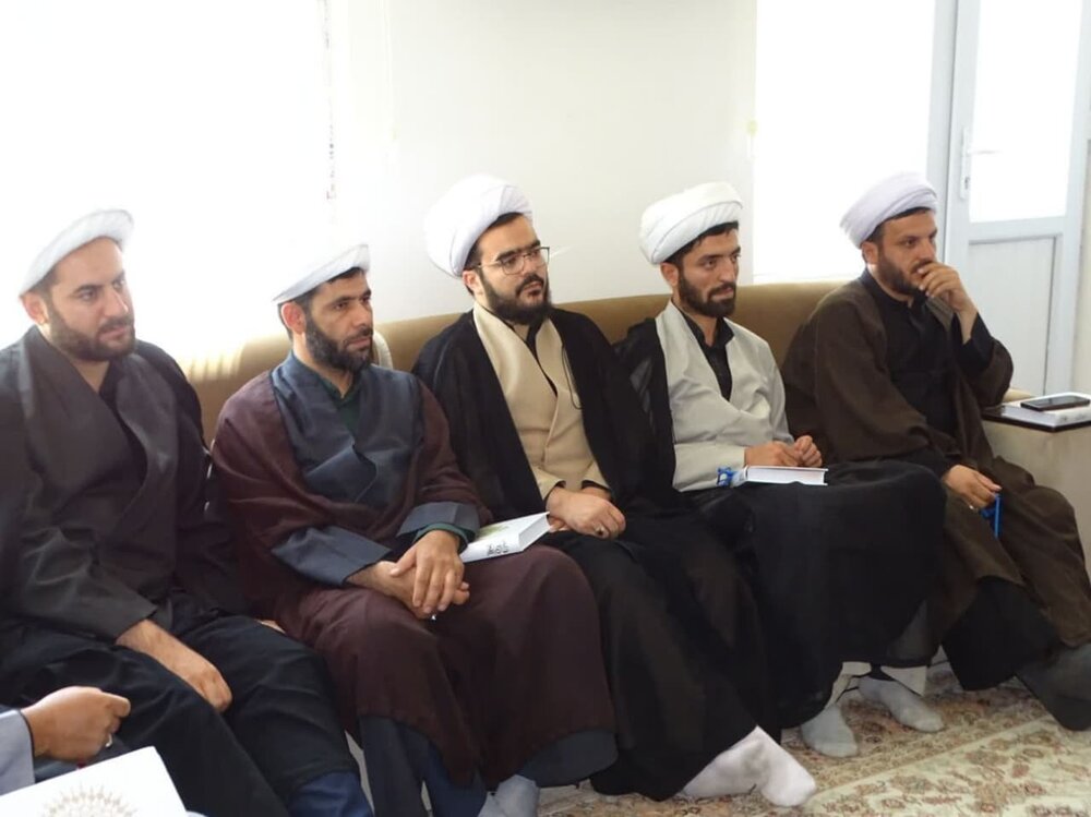 جلسه جمعی از مبلغین شهرستان چهاربرج با امام جمعه این شهر + عکس