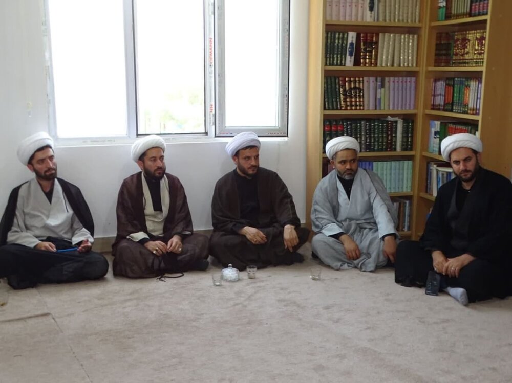 جلسه جمعی از مبلغین شهرستان چهاربرج با امام جمعه این شهر + عکس