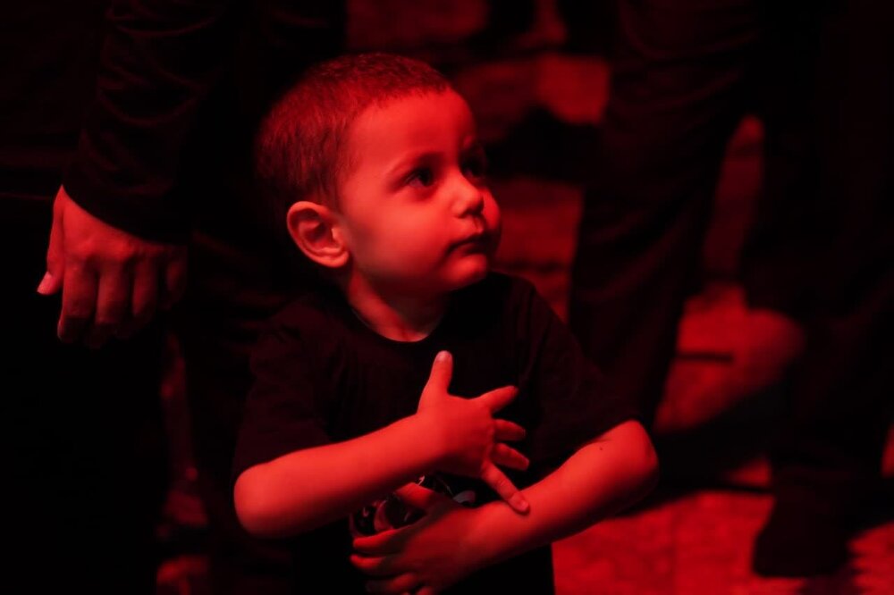 روایت عاشورای حسینی با تلفیق هنر، مداحی و سخنرانی در آستان مقدس شیخ صدوق+ تصاویر