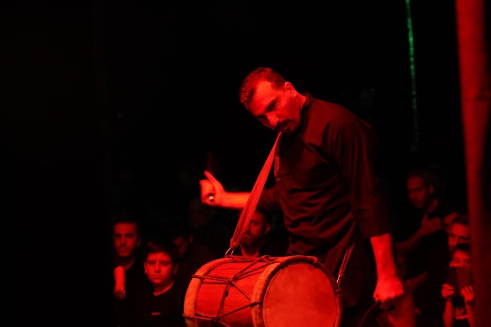 روایت عاشورای حسینی با تلفیق هنر، مداحی و سخنرانی در آستان مقدس شیخ صدوق+ تصاویر