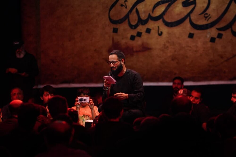 روایت عاشورای حسینی با تلفیق هنر، مداحی و سخنرانی در آستان مقدس شیخ صدوق+ تصاویر