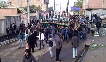 احکام شرعی | حضور دسته‌جمعی زنان پشت هیئت‌های عزاداری مردان