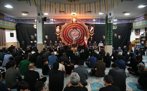 تصاویر| حضور نماینده ولی فقیه در فارس در جمع عزاداران حسینی هیئات مختلف شیراز در شب پنجم محرم