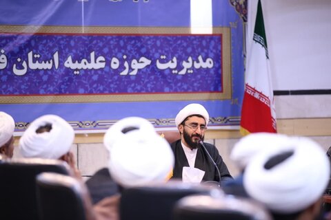 تصاویر| نشست تعدادی از مبلغین موثر تبلیغی شهر شیراز با معاونت دفتر امور اجتماعی سیاسی حوزه های علمیه کشور