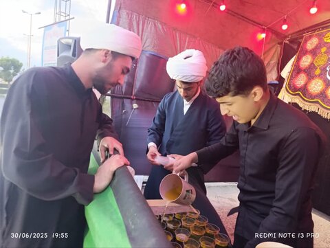 تصاویر/ ایستگاه صلواتی موکب ابناء الحیدر مدرسه علمیه امام علی علیه السلام شهرستان سلماس