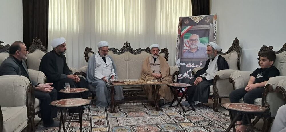 وفد ممثّل لآية الله الأعرافي يزور عائلة الشهيد اللّواء شاكري