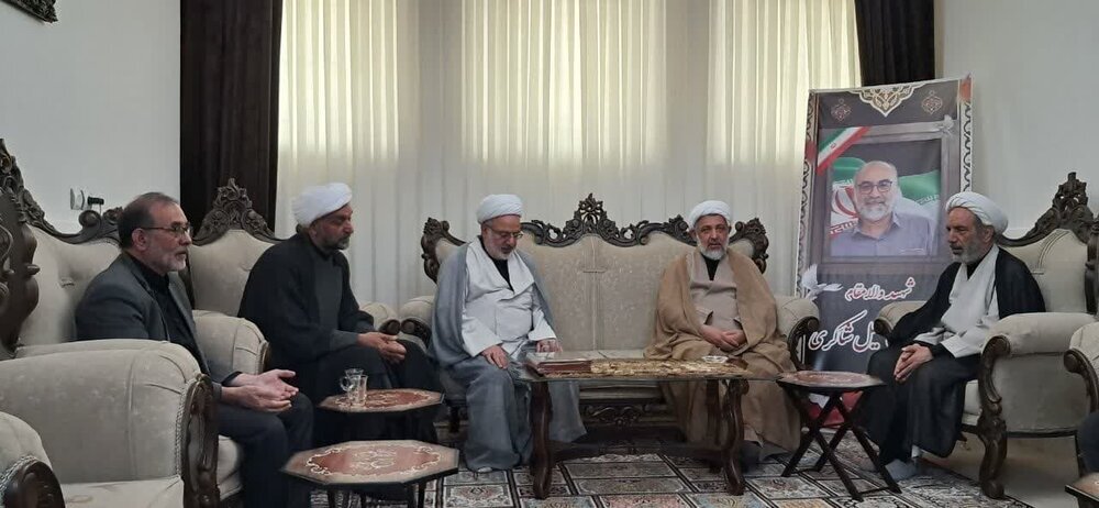 وفد ممثّل لآية الله الأعرافي يزور عائلة الشهيد اللّواء شاكري