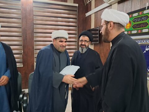 تصاویر نشست هم اندیشی مجمع طلاب لرستانی مقیم قم با مدیر و معاونان حوزه علمیه لرستان