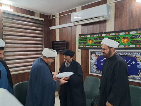 تصاویر نشست هم اندیشی مجمع طلاب لرستانی مقیم قم با مدیر و معاونان حوزه علمیه لرستان