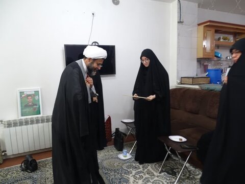 گزارش تصویری از حضور مدیر حوزه های علمیه خواهران در منزل تعدادی از خانواده های شهید حوزوی، جنگ تحمیلی 12 روزه رژیم صهیونیستی به ایران اسلامی