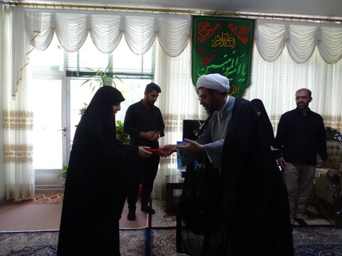 گزارش تصویری از حضور مدیر حوزه های علمیه خواهران در منزل تعدادی از خانواده های شهید حوزوی، جنگ تحمیلی 12 روزه رژیم صهیونیستی به ایران اسلامی
