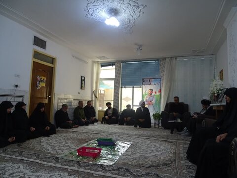 گزارش تصویری از حضور مدیر حوزه های علمیه خواهران در منزل تعدادی از خانواده های شهید حوزوی، جنگ تحمیلی 12 روزه رژیم صهیونیستی به ایران اسلامی