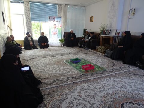 گزارش تصویری از حضور مدیر حوزه های علمیه خواهران در منزل تعدادی از خانواده های شهید حوزوی، جنگ تحمیلی 12 روزه رژیم صهیونیستی به ایران اسلامی