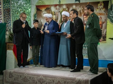 تصاویر/ تجمع بزرگ احلی من العسل نوجوانان حسینی آران و بیدگل در نجف ایران؛