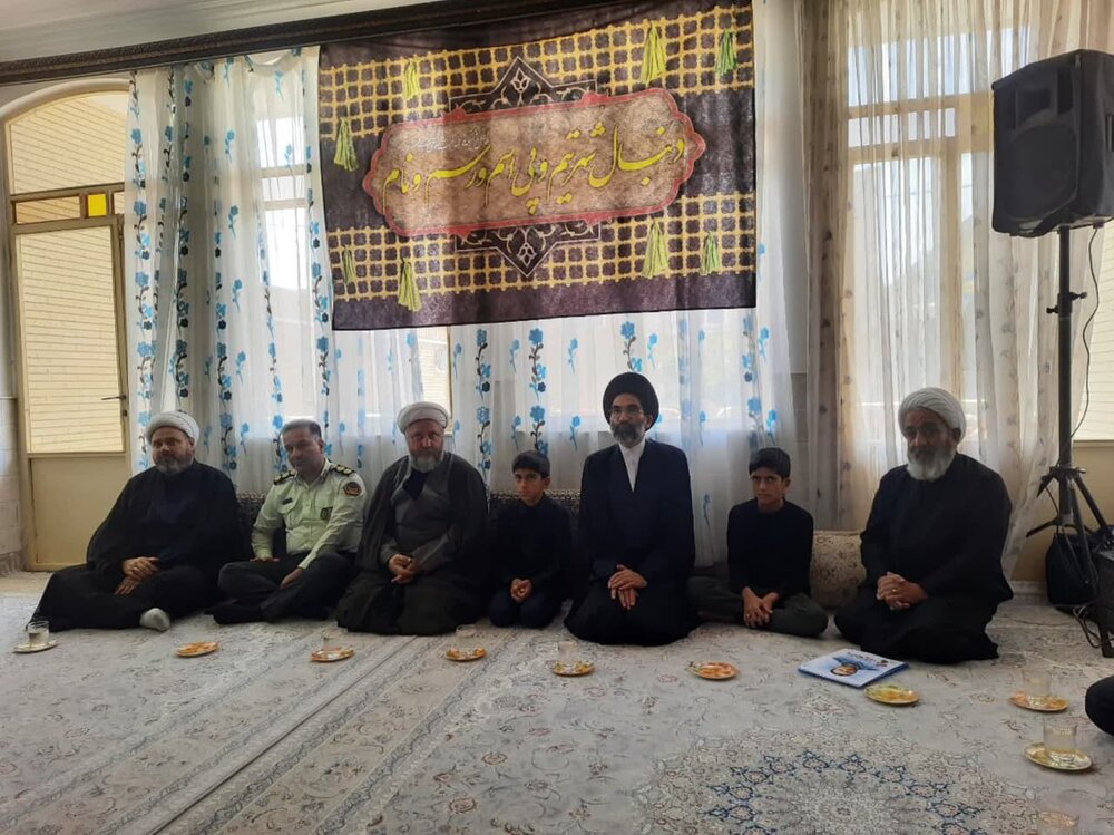 فیلم | ذکر توسل امام جمعه کاشان در منزل پاسدار شهید میثم فتح قریب