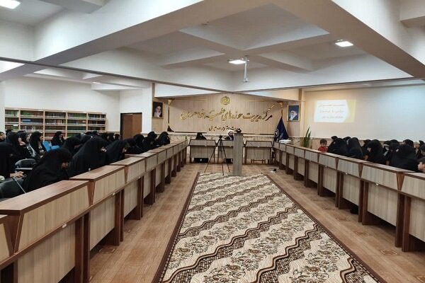 بانوان طلبه امدادگر معنوی و روانی مردم در بحرانها باشند