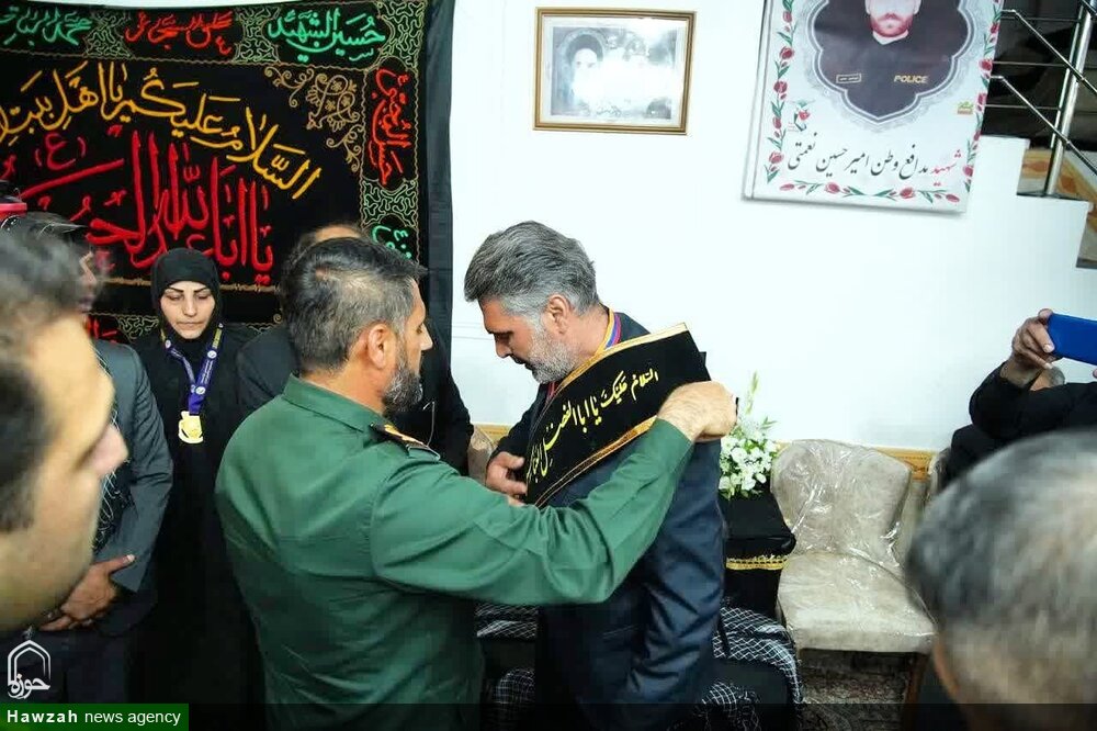 اعطای نشان خادمی امام حسین (ع) به پدر شهید امیرحسین نعمتی