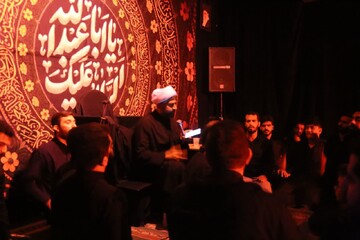 تصاویر/برگزاری مراسم عزاداری هفتمین شب محرم درمدرسه علمیه صاحب‌الزمان ایلام