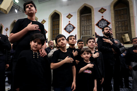 تصاویر/ اولین شب مراسم عزاداری ایام شهادت حضرت اباعبدالله الحسین علیه‌السلام در حسینیه امام خمینی(ره)