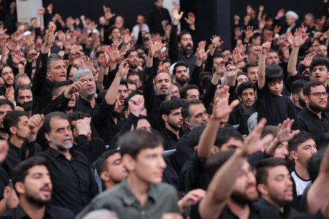 تصاویر/ اولین شب مراسم عزاداری ایام شهادت حضرت اباعبدالله الحسین علیه‌السلام در حسینیه امام خمینی(ره)