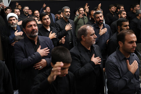 تصاویر/ اولین شب مراسم عزاداری ایام شهادت حضرت اباعبدالله الحسین علیه‌السلام در حسینیه امام خمینی(ره)