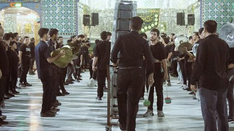تصاویر/عزاداری شب هفتم  محرم هیئات مذهبی آران و  بیدگل  در حرم هلال بن علی(ع)