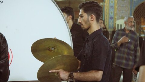 تصاویر/عزاداری شب هفتم  محرم هیئات مذهبی آران و  بیدگل  در حرم هلال بن علی(ع)