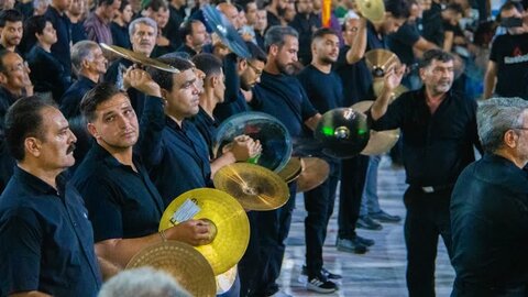 تصاویر/عزاداری شب هفتم  محرم هیئات مذهبی آران و  بیدگل  در حرم هلال بن علی(ع)