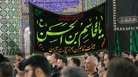 تصاویر/عزاداری شب هفتم  محرم هیئات مذهبی آران و  بیدگل  در حرم هلال بن علی(ع)