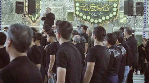 تصاویر/عزاداری شب هفتم  محرم هیئات مذهبی آران و  بیدگل  در حرم هلال بن علی(ع)