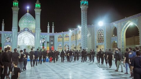 تصاویر/عزاداری شب هفتم  محرم هیئات مذهبی آران و  بیدگل  در حرم هلال بن علی(ع)