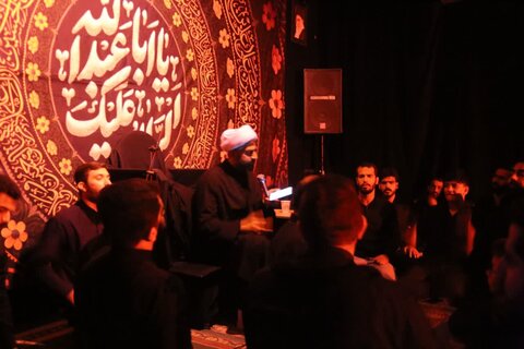 تصاویر/برگزاری مراسم عزاداری هفتمین شب محرم درمدرسه علمیه صاحب‌الزمان ایلام